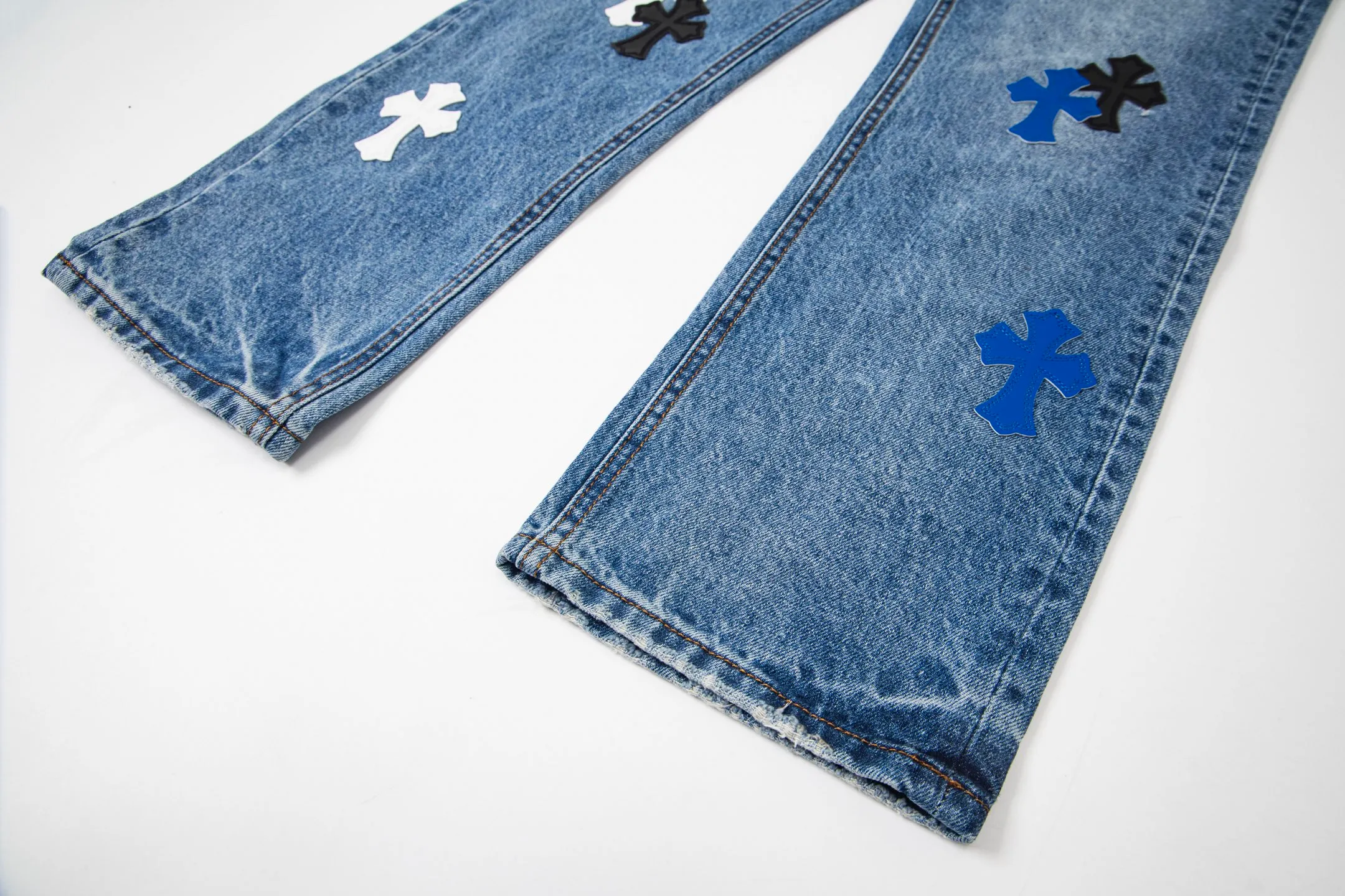 P270 💰 (Top version) Chrome Hearts blue pants black white blue multi-leather jeans Top version Chrome Hearts Chrome Hearts jeans with leather jeans It is known that chromehearts jeans use vintage Levis jeans as the base for creation, usually adding their own unique silver buckles and silver ornaments, plus leather embellishments. This is what doubles the value of these vintage jeans, because the base is Vintage jeans, jeans themselves have become very soft and comfortable after years of baptism, which can be distinguished from ordinary jeans. Regarding the size, you should also refer to the pants data. Color: blue Size: 28-30-32-34-36 (corresponding to S-M-L-XL-XXL)